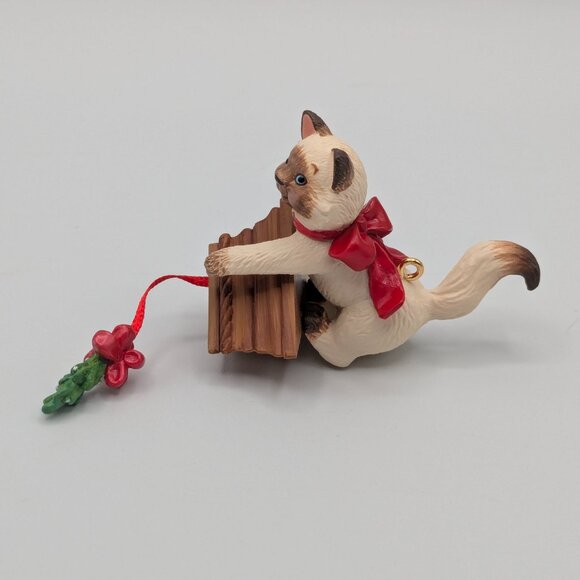 Hallmark Keepsake Mischievous Kittens 2009 Christmas Ornament, 11th in Series - Picture 3 of 11